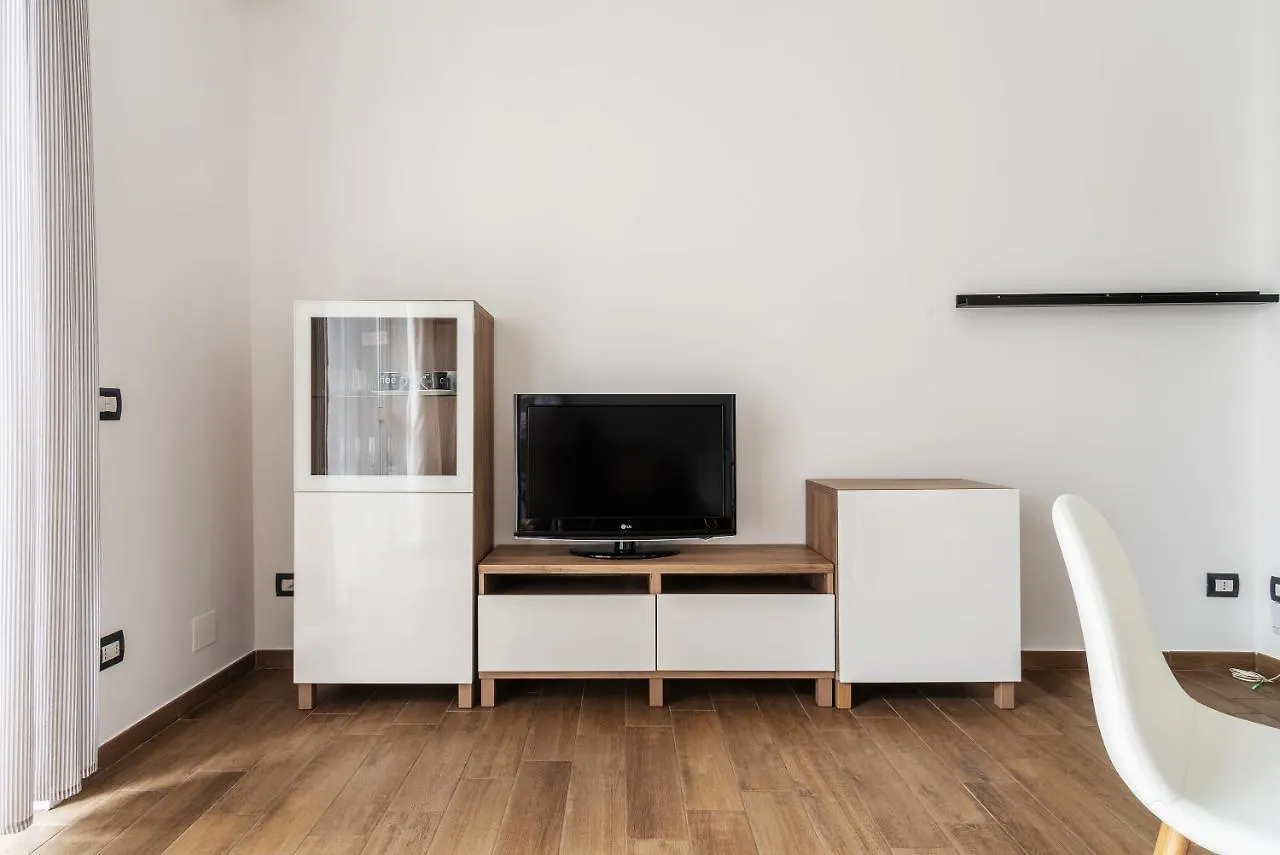 Easyhomes-Sabotino Μιλάνο 0*,